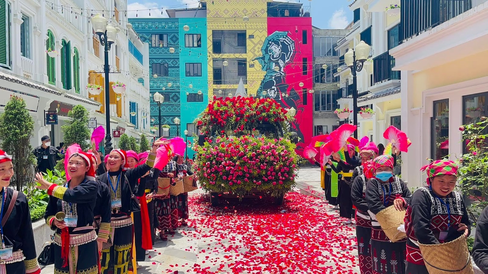 Sa Pa rực rỡ chào hè với Lễ hội Hoa hồng Fansipan 2025
